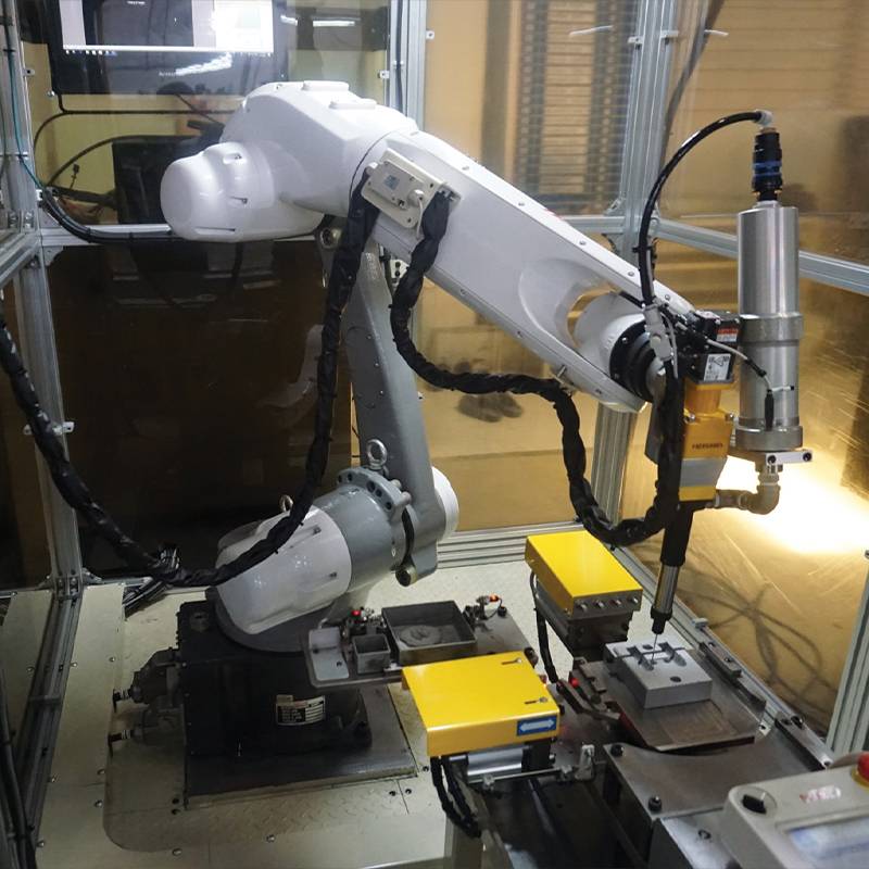 Glue dispensiong robot